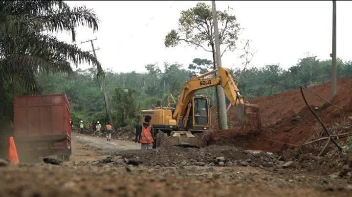 Puluhan Tahun Rusak, Jalan Lais - Gunung Selan Akhirnya Diperbaiki